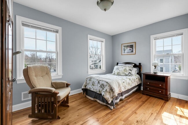 Building Photo - 11 Lakeside Ave