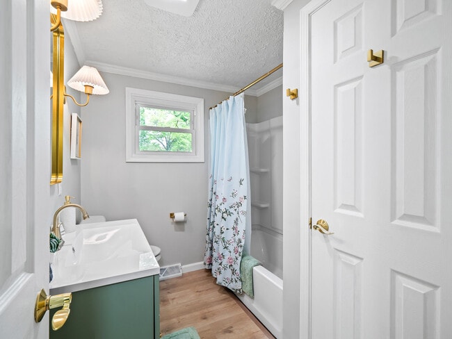 Building Photo - 5012 Hollyview Dr