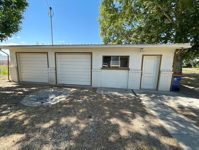 Building Photo - Cozy Mid-Century Modern on a Half Acre!