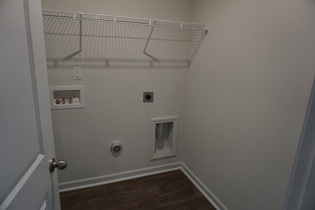 Building Photo - 602 Draymore Dr NE