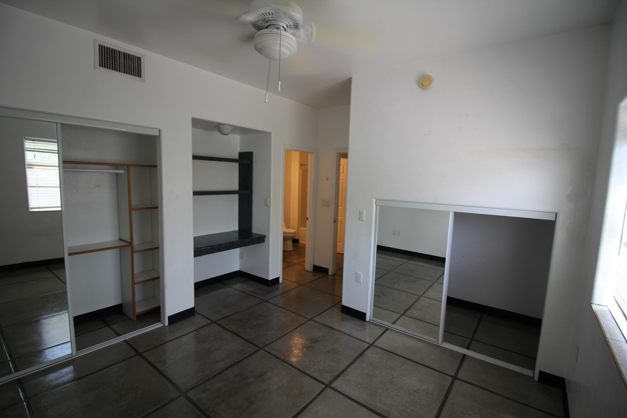Building Photo - 914 E Hedrick Dr
