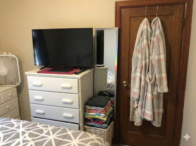 Building Photo - Great 4 Bed 1 Bath close to UWEC!