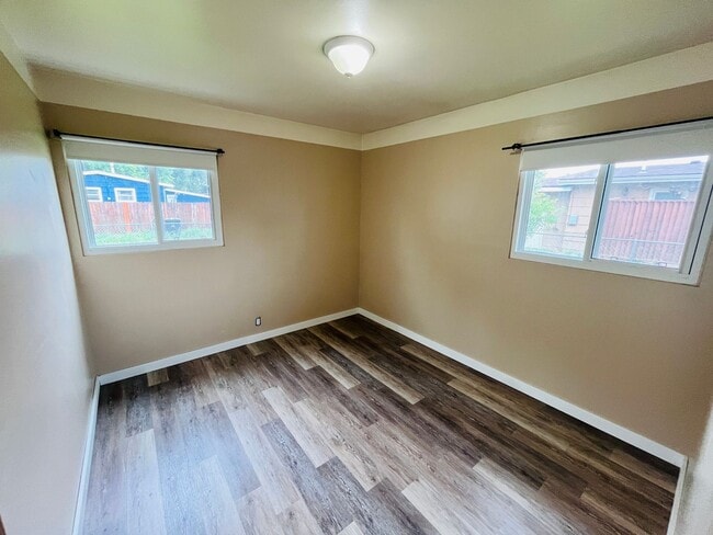 Building Photo - 3 bedroom home centrally located!