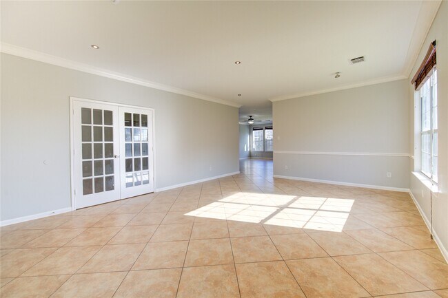 Building Photo - 5527 Gatesprings Ln
