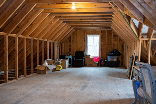 Building Photo - 621 Country Creek Ln