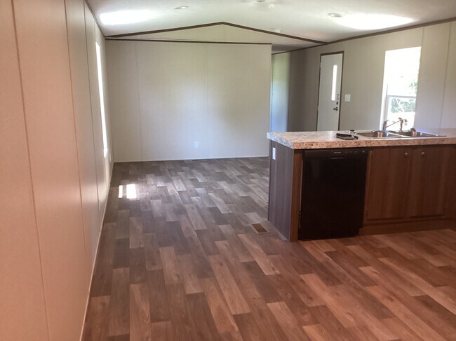 Building Photo - 596 Seaside Rd