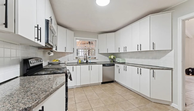 Building Photo - 388 Tall Oaks Dr NE