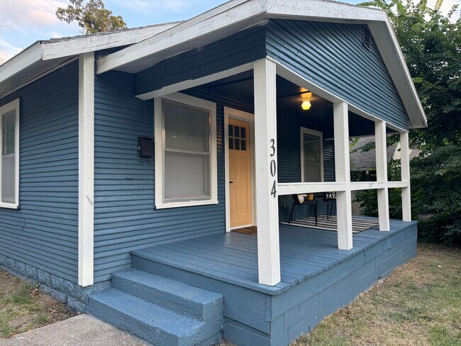 Building Photo - 304 N Cimarron Ave