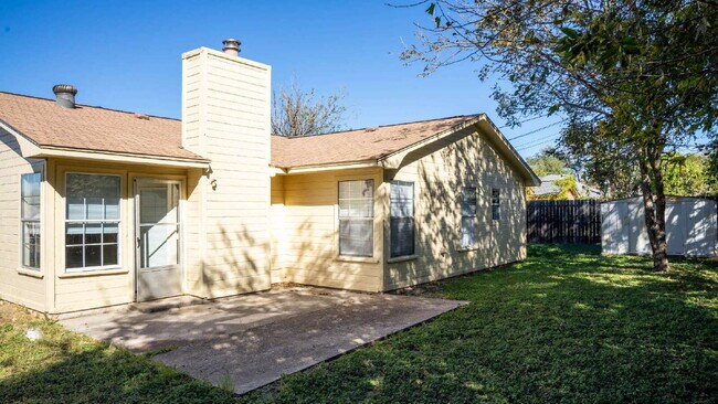 Building Photo - 2402 Lazy Ridge Dr