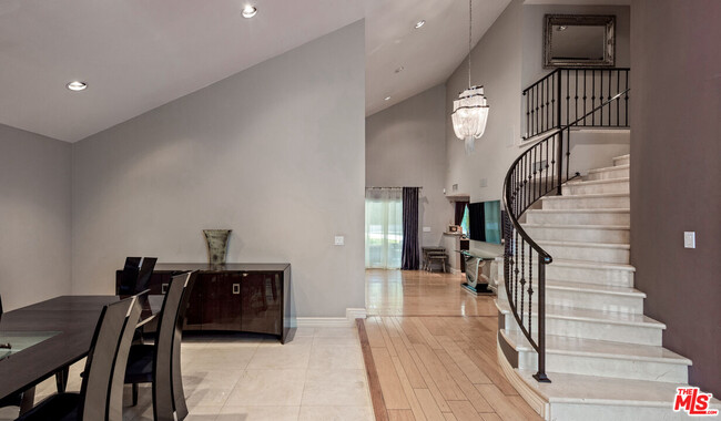 Building Photo - 8730 Sari Ave