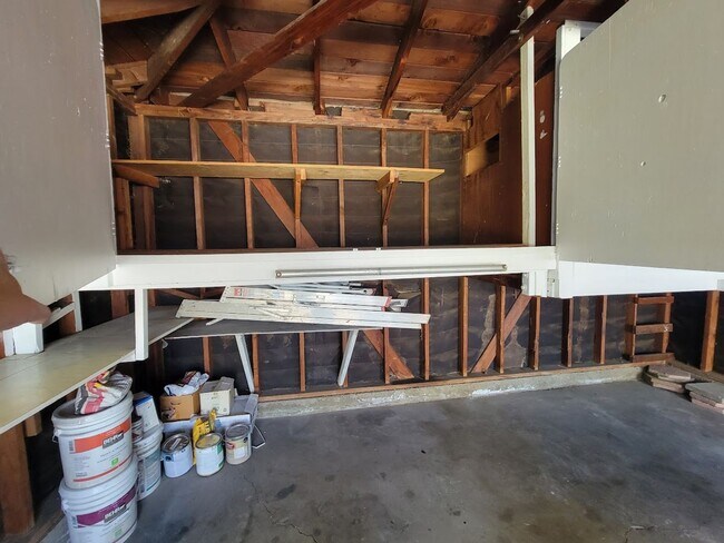 Building Photo - SPACIOUS 3BD/2BA WITH GARAGE, LAUNDRY AND ...