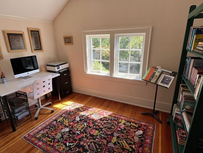 Building Photo - Updated 1926 4-bdrm/3-bath Sellwood bungal...