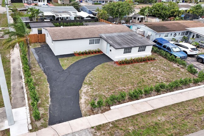 Building Photo - 4BR Corner Home (4th from FL Room) | No HOA | Large Fenced Yard | Move-In Ready