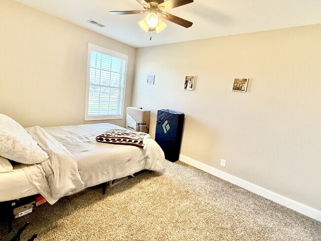 Building Photo - For Rent: Modern 3 Bed, 2.5 Bath Home on S...