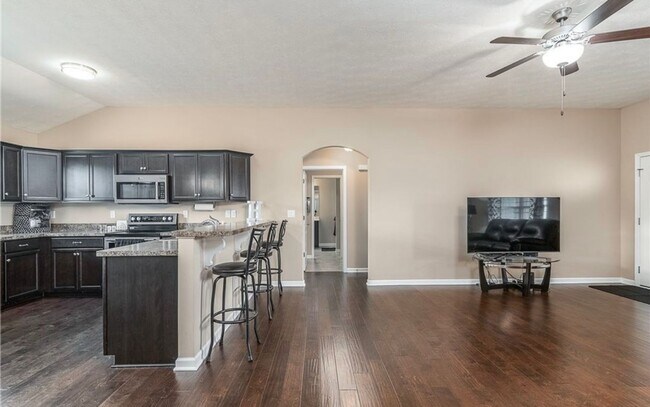 Building Photo - 3BR/2BA Home with Two Car Garage, Fenced B...