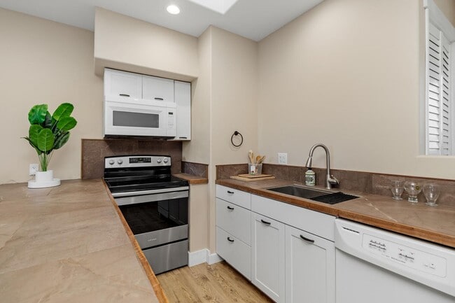 Building Photo - Charming Coastal Studio in Carlsbad - Furnished, all utilities + wi-fi included!