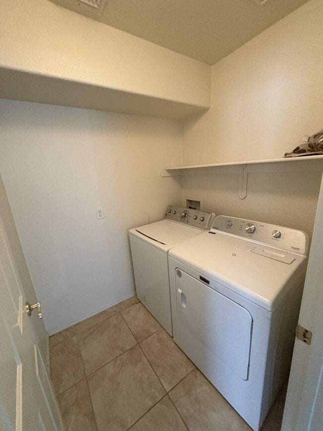 Building Photo - Riverhaven Great Central Location