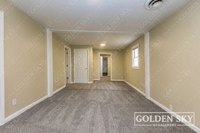 Building Photo - 615 S Mound St