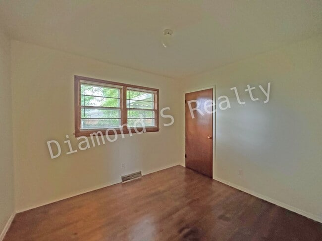 Building Photo - Great Location - 3 Bedroom/1 Bath Home for Lease!