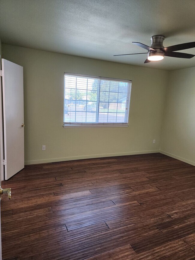 Building Photo - 3 Bedroom 2 Bathroom with Pool Near Davis High School