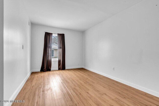 Building Photo - 11 Sutton Dr