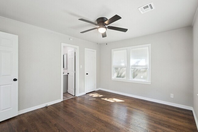 Building Photo - 3/1.5 Near TU Available Now!