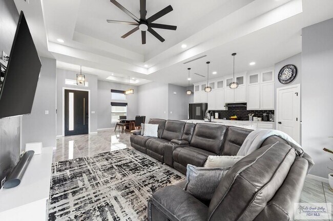 Building Photo - 26 N Queen Palm