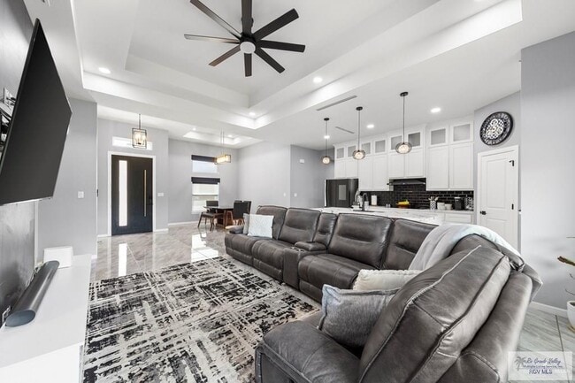 Building Photo - 29 N Queen Palm