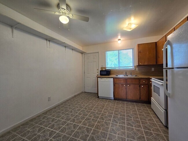 Building Photo - 1305 Quail Cir