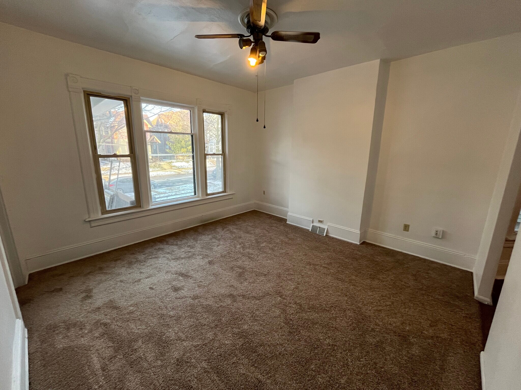 Living room - 3027 W Mount Vernon Ave