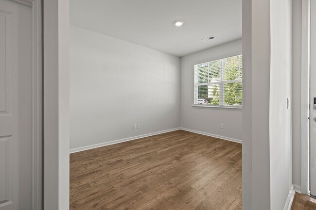 Building Photo - 4 Bedrooms Plus an Office on Cul De Sac