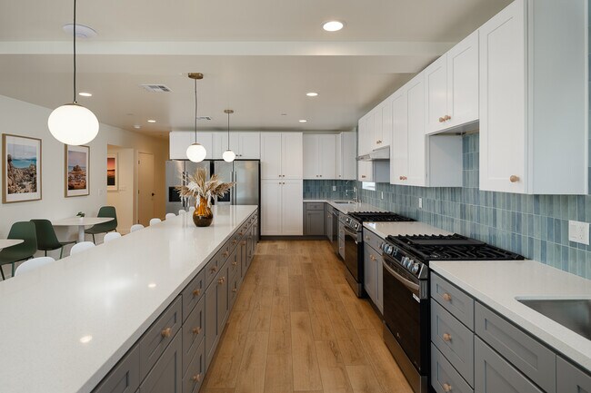 Building Photo - 3045 W Boulevard3H-3H