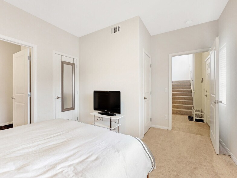 Building Photo - 955 Humbert Ave