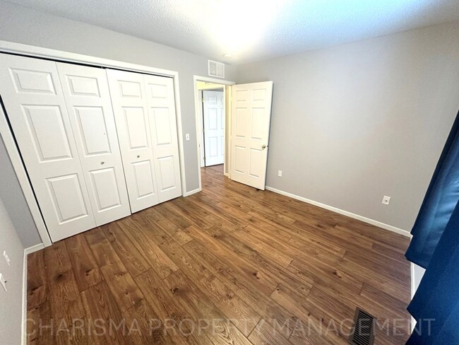 Building Photo - WALK IN LEVEL 2 BD, 1 BA CONDO WITH WOOD F...