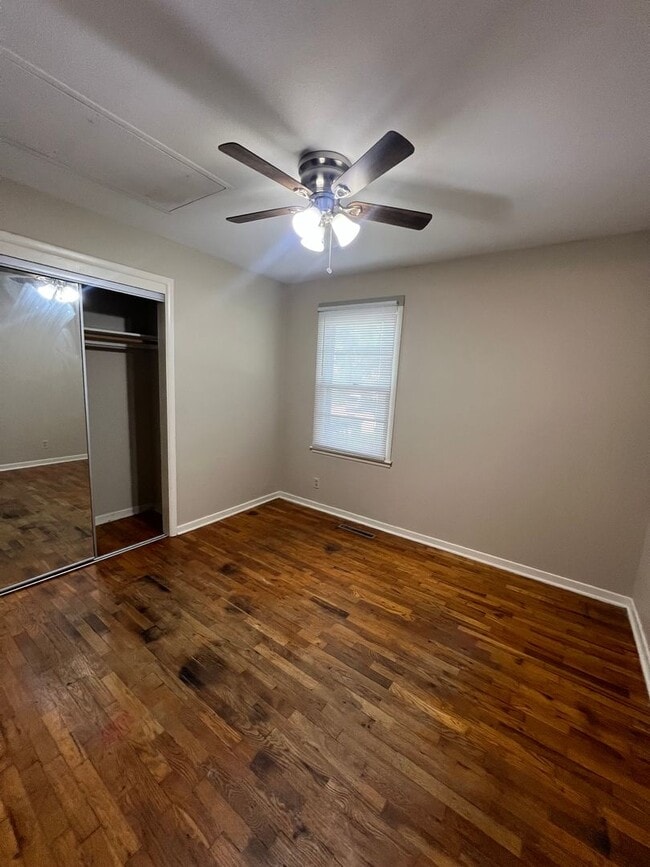 Building Photo - 3 bedroom/2 bath house close to KU with washer/dryer