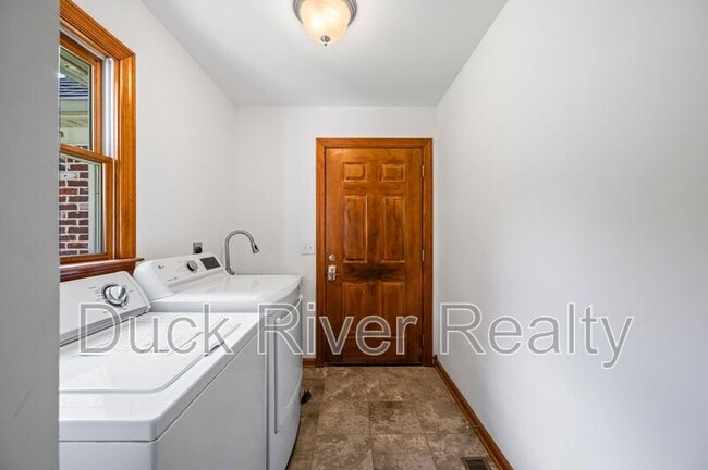 Building Photo - 1963 TN-166