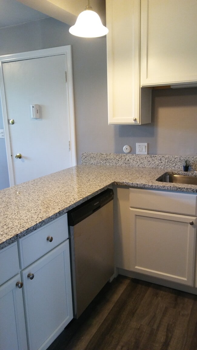 Building Photo - 5512 E Lake Dr