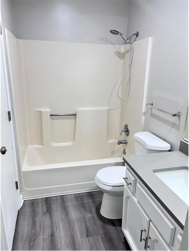 Building Photo - 421-421 Spring Ave