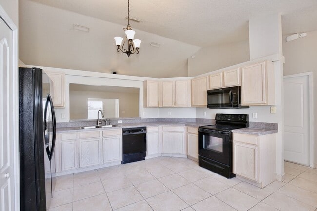 Building Photo - Spacious 3/2 with 2-Car Garage Home in Louisa Pointe Community - Clermont!