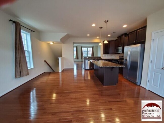 Building Photo - Beautiful Luxury Townhome Near Everything!