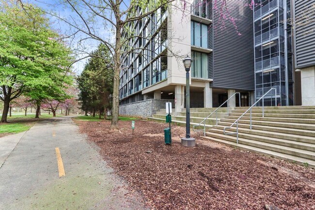 Building Photo - Awesome 1BR Loft Style Condo Overlooking M...