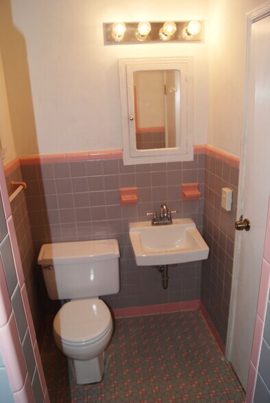 Bathroom 1 - 1941 Pierce St