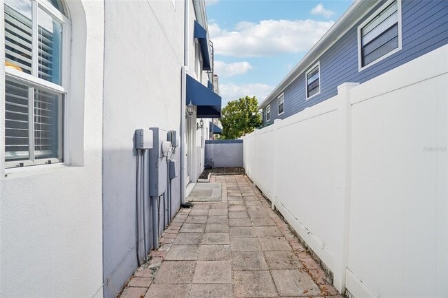 Building Photo - 502 S Albany Ave