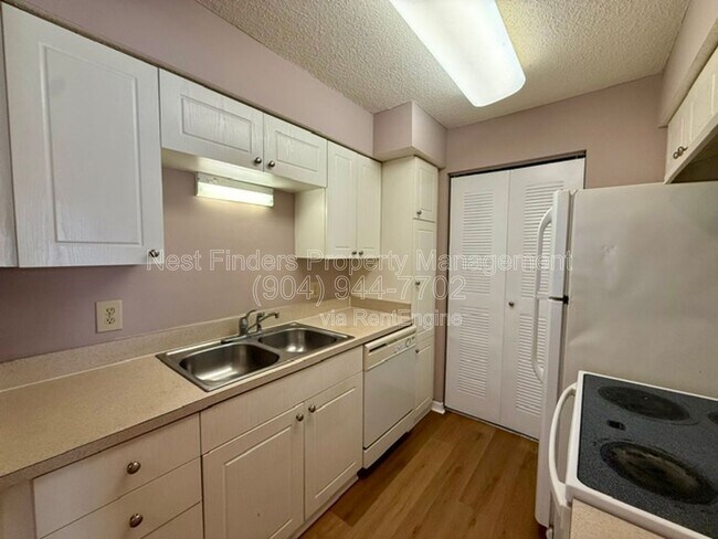 Building Photo - 10200 Belle Rive Blvd