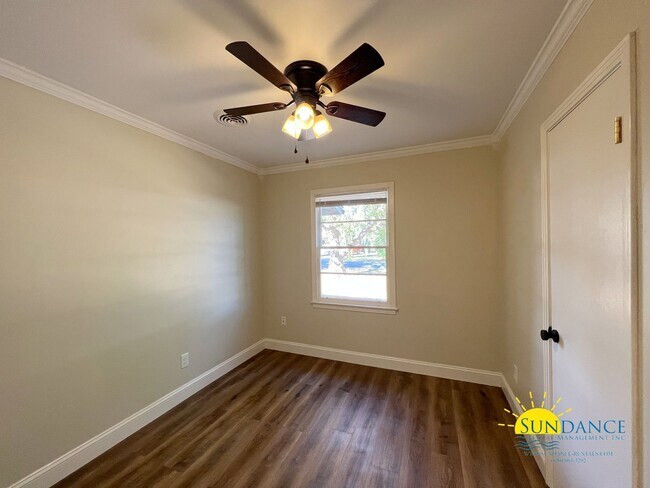 Building Photo - Stunning 3 Bedroom Home in Fort Walton Beach!s