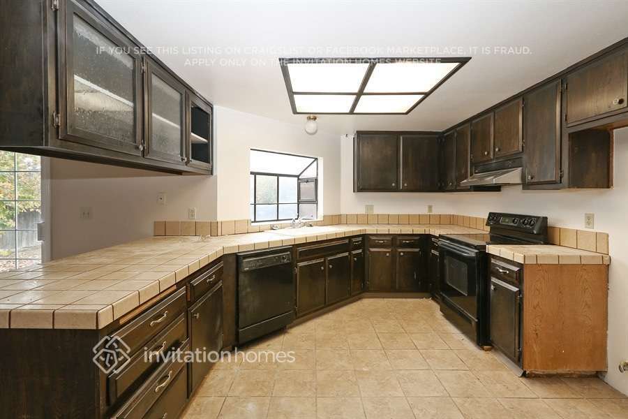 Building Photo - 962 Almond Dr