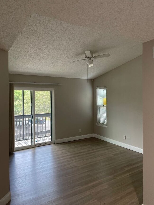 Building Photo - Wonderful 2/1 Condo - ** Move in Special HALF off your first months rent** Available Now !