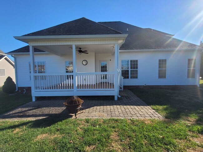 Building Photo - - Majestic 3 Bedroom 2.5 Bath + Bonus Room...