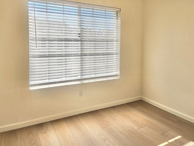 Building Photo - 2275 Hawthorne Pl