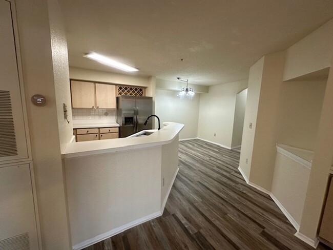 Building Photo - 822-106